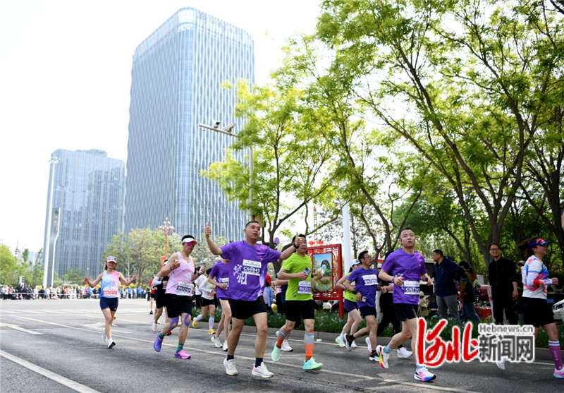 硕果仅存！曼联上次欧联杯夺冠只剩1人还在阵中 当时拄拐去领奖